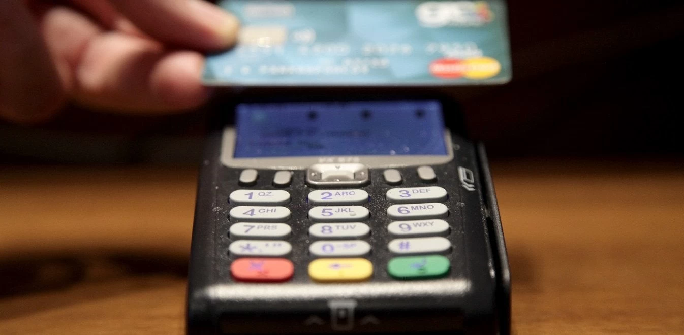 Προσοχή: Hi-tech πορτοφολάδες κυκλοφορούν με POS και «ξαλαφρώνουν» χρεωστικές κάρτες (βίντεο)